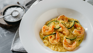 Орзо с копчёной креветкой, цукини и шафраном
